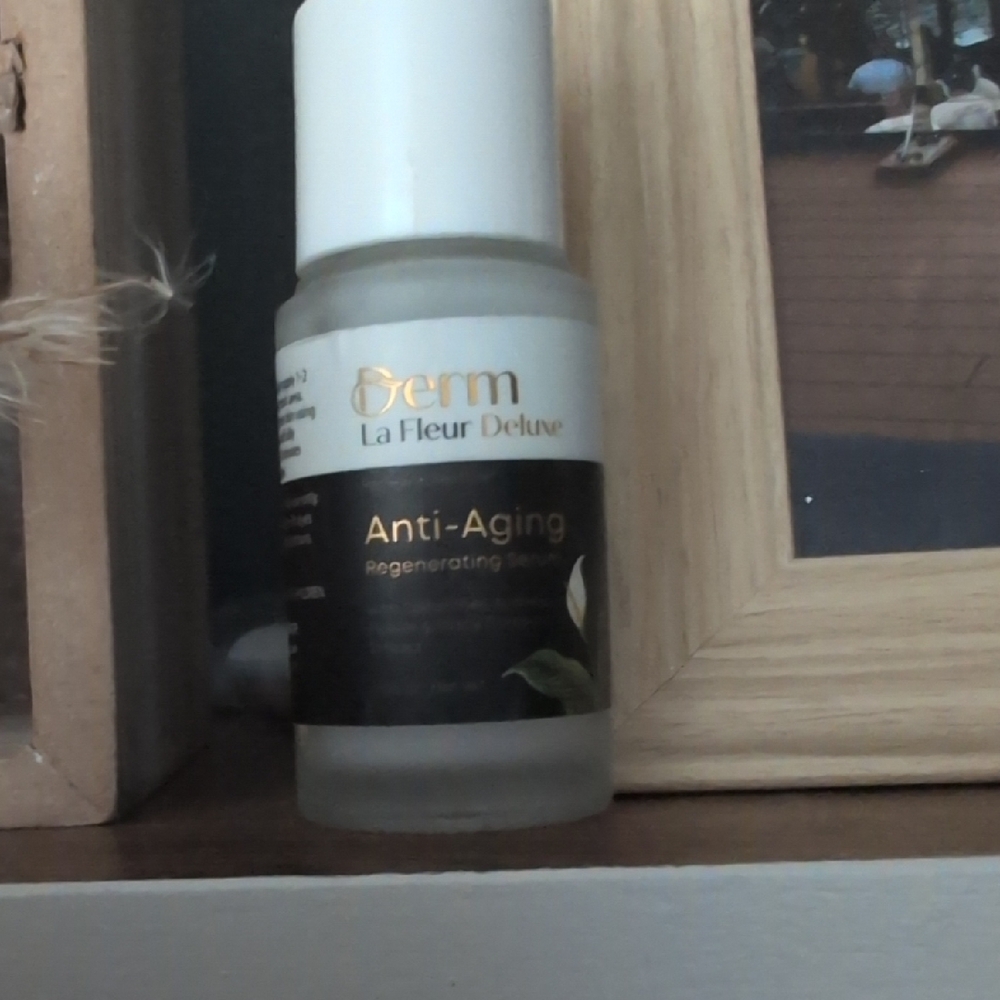 Anti-Aging Serum - White and Black